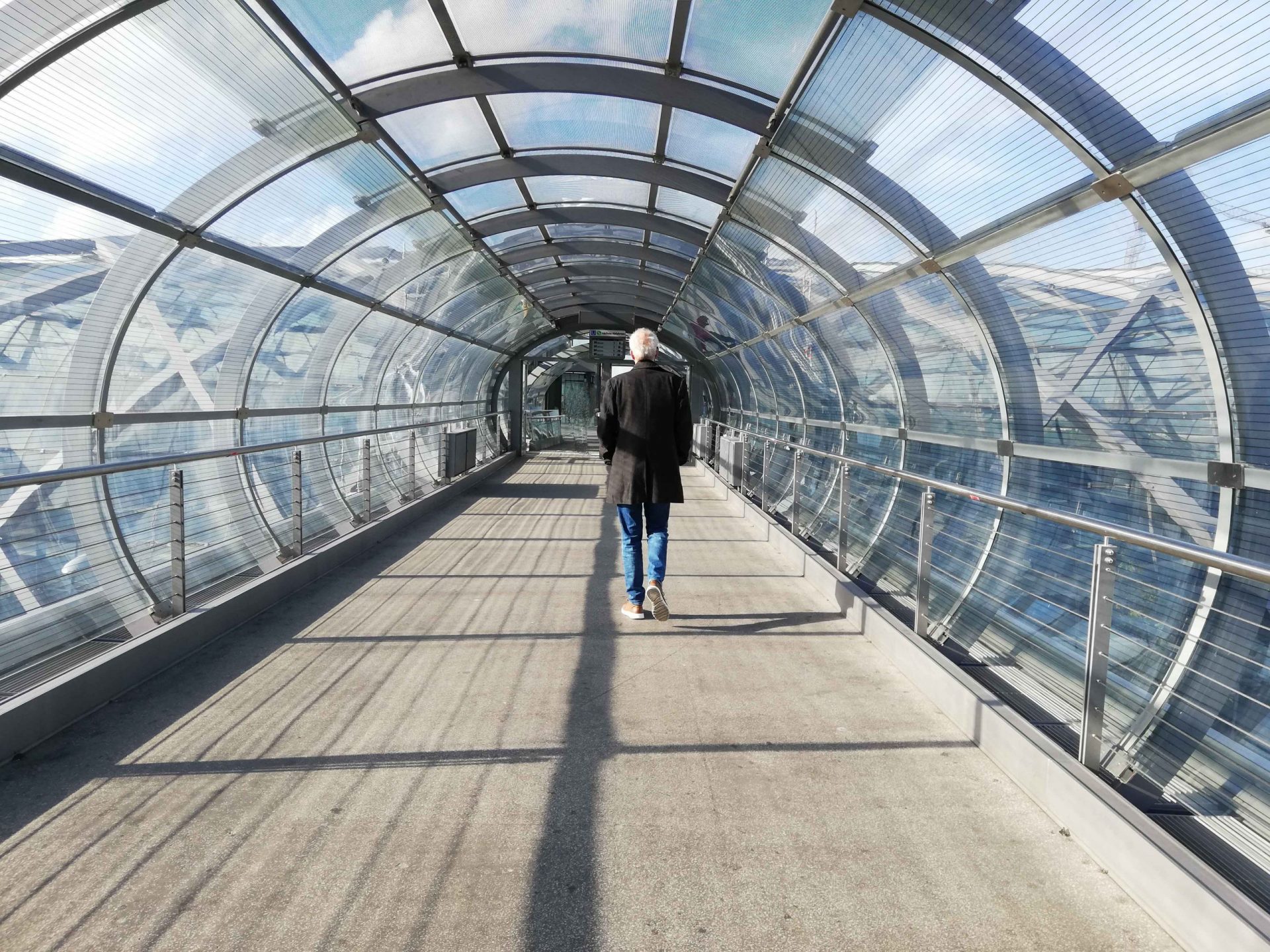 Tunnel Ein Mann geht zum Ende eines Tunnels